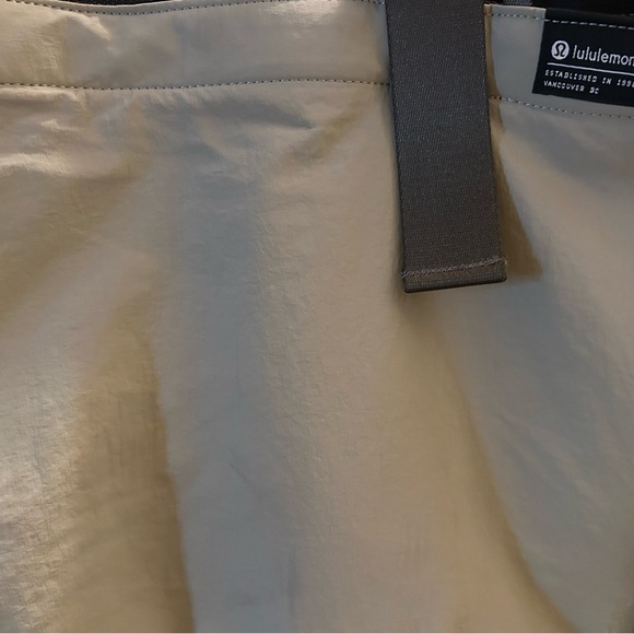 Lululemon Athletica Gray Tote Bag with Structured Design - Picture 4 of 4